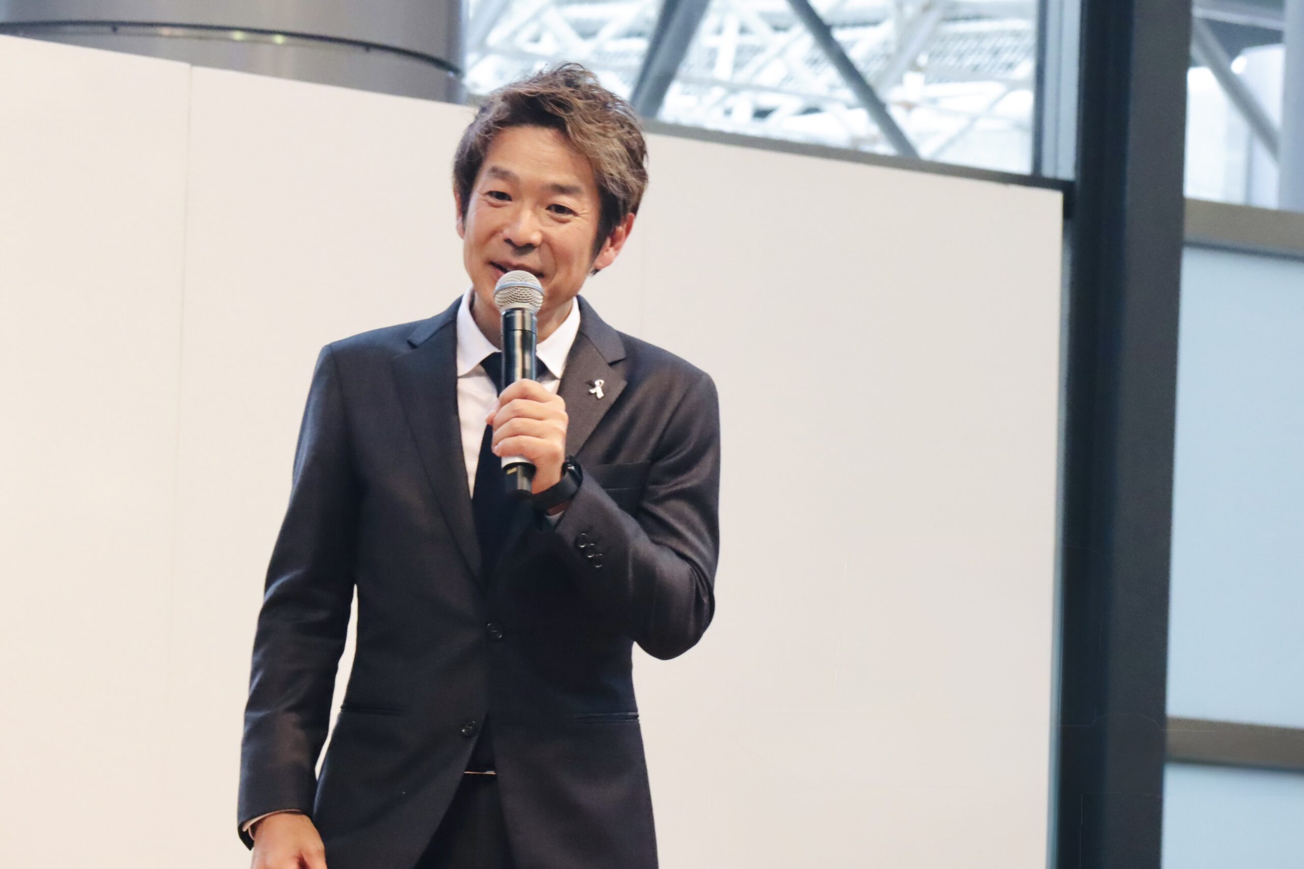 神戸の健康イベントMy Health, My KOBEでマイクを手に話すフリーアナウンサー清水健