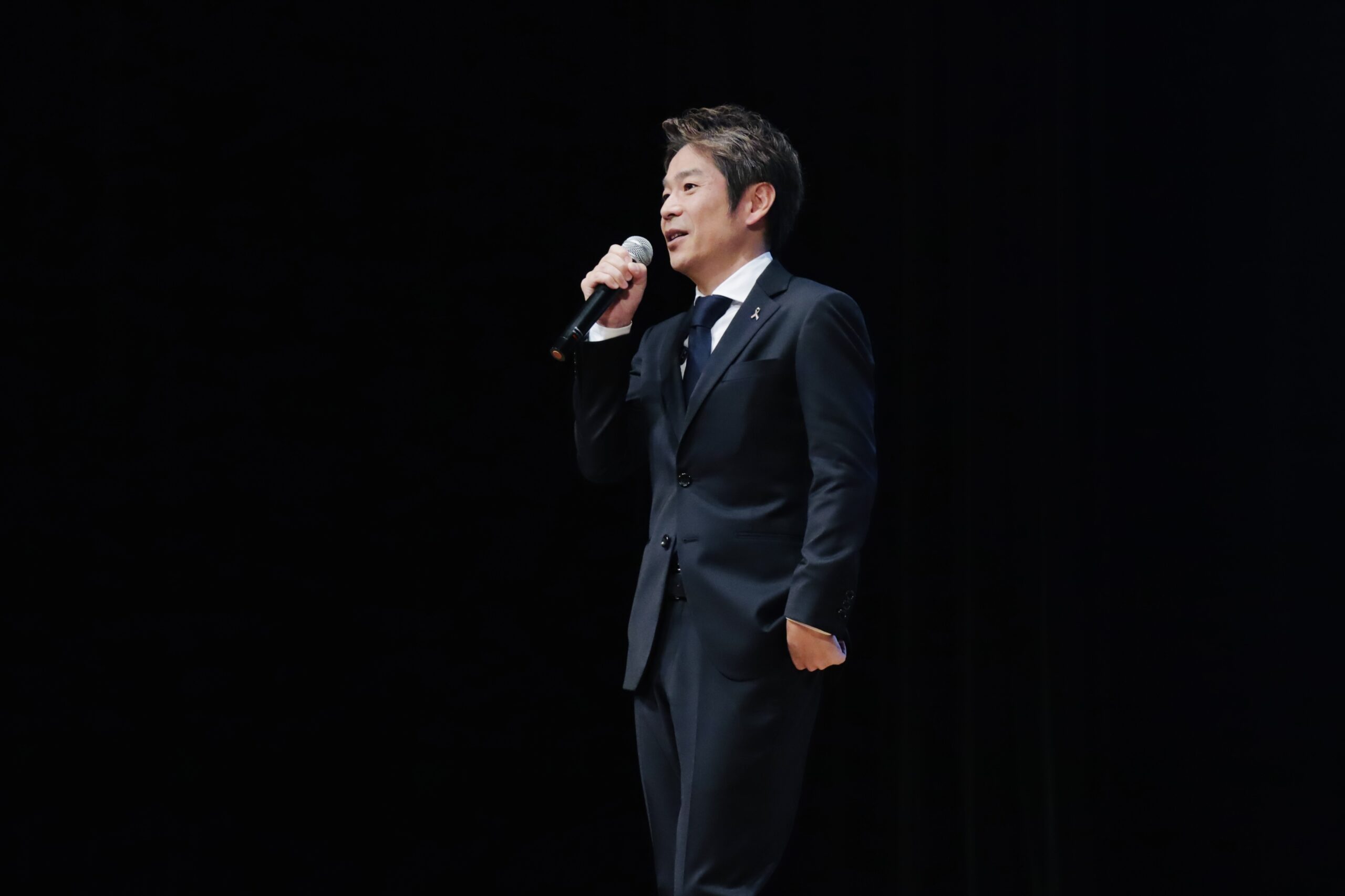 日本小児臨床アレルギー学会学術大会の特別講演で登壇する清水健。小児医療、言葉の力、日常の尊さについて語る講演会の様子。