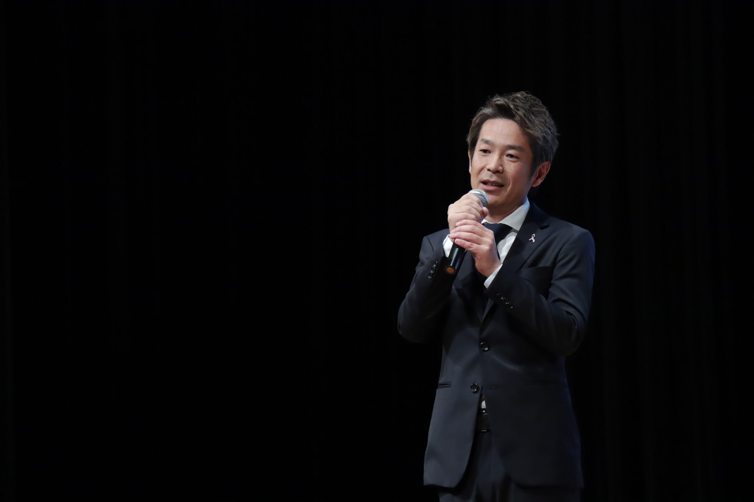 第42回日本小児臨床アレルギー学会学術大会で特別講演を行う清水健。大会テーマ「つながる医療、つなぐ未来」に寄せて、医療と人との関わりについて語る様子。
