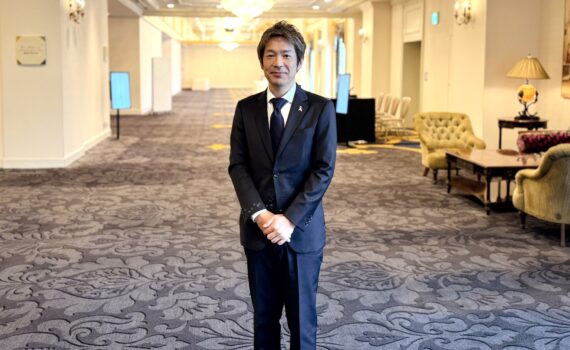 テントゥーワン税理士法人の合同会議懇親会で司会を務めたフリーアナウンサー清水健