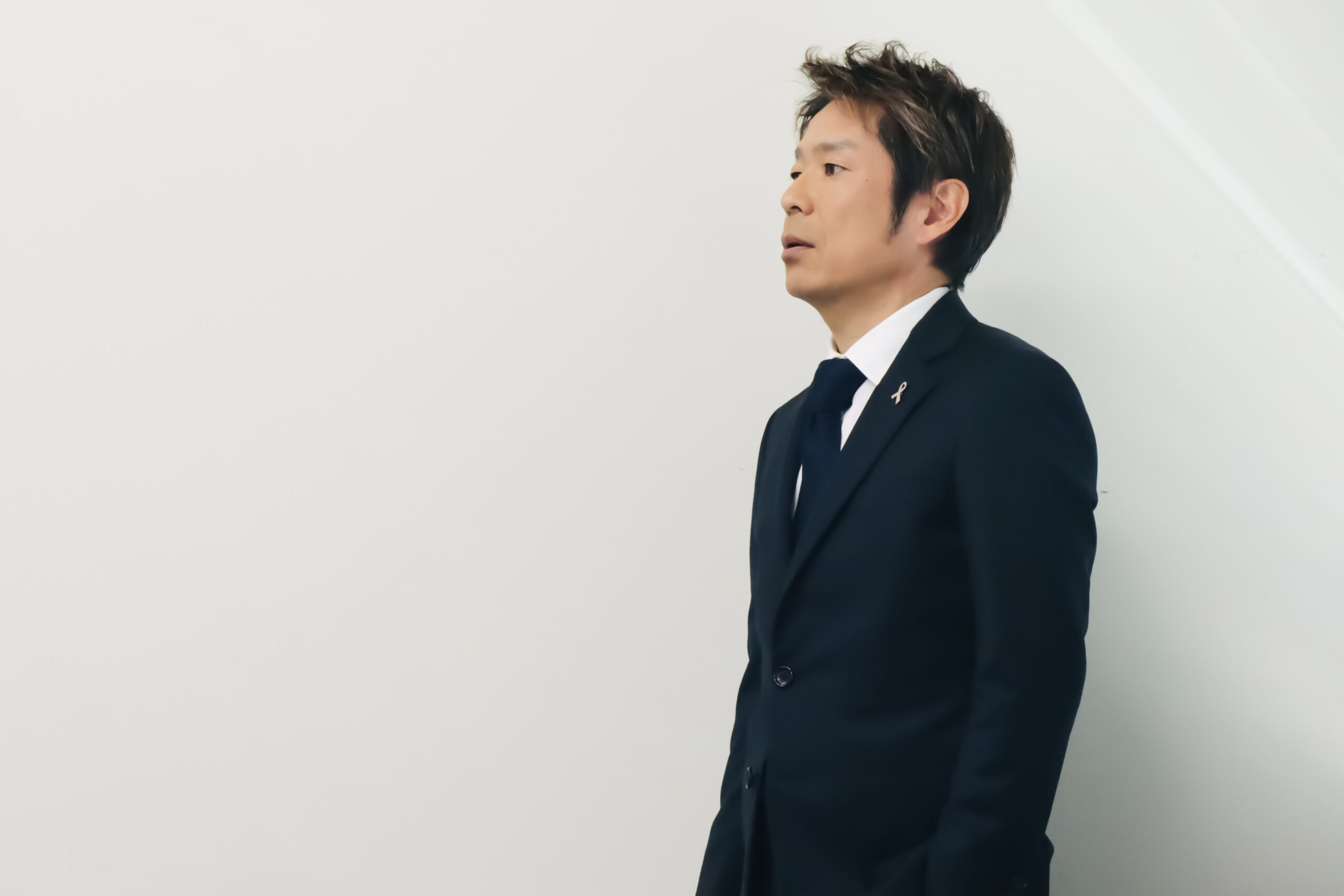 生命保険をテーマにしたウェビナー収録で講演に向き合う清水健