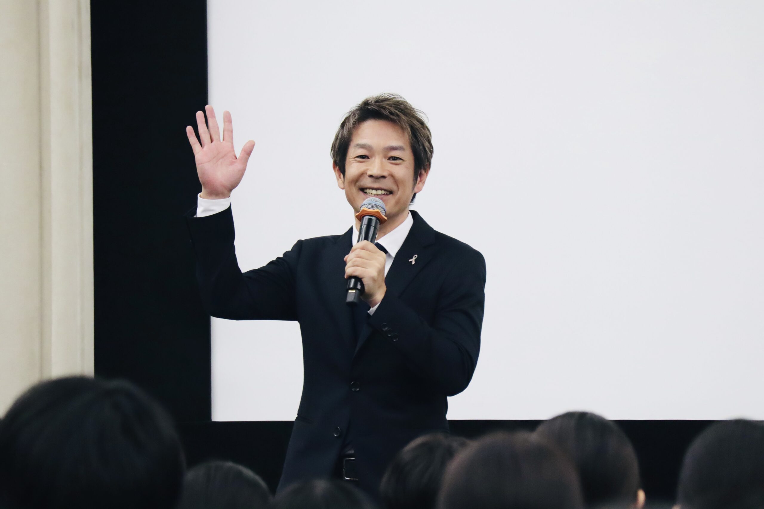 洛和会ヘルスケアシステムの内定式で笑顔で講演する清水健