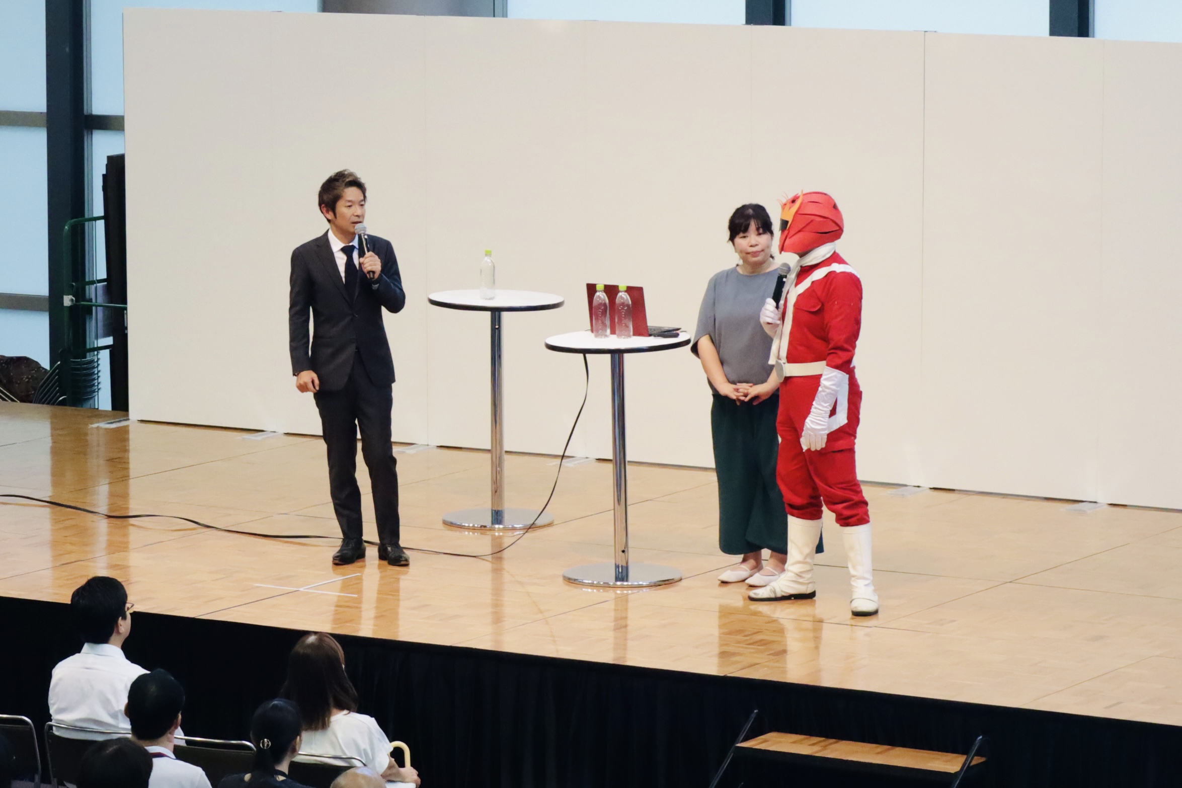 神戸で開催されたMy Health, My KOBEで、清水健がNPO法人しぶたねとトークセッションを進行する様子