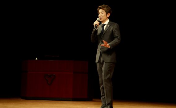 相生市社会福祉協議会「相生市善意のつどい」にて、講演会講師を務める清水健。家族、支え合い、日常の中にある善意について話す講演会の様子。