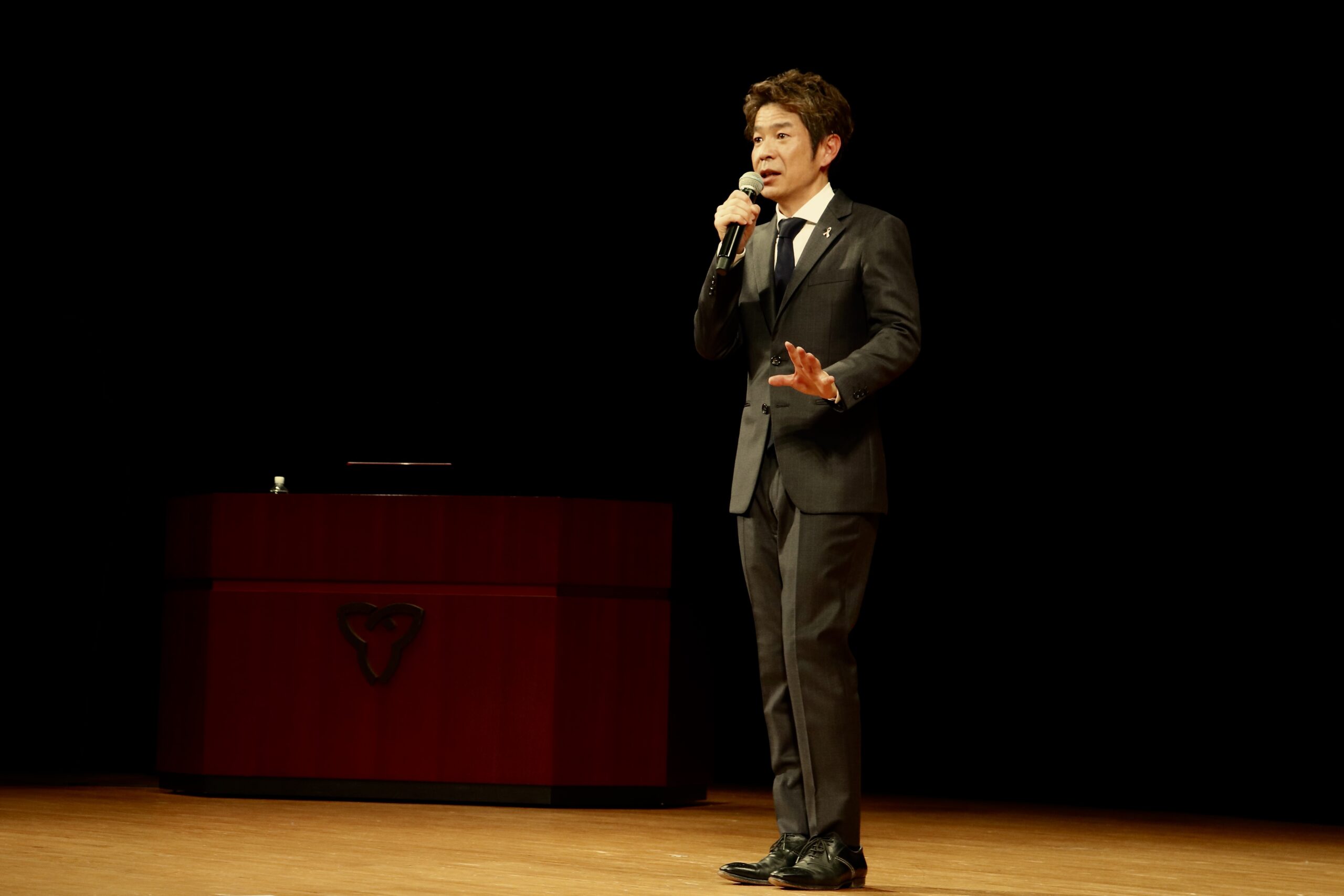 相生市社会福祉協議会「相生市善意のつどい」にて、講演会講師を務める清水健。家族、支え合い、日常の中にある善意について話す講演会の様子。