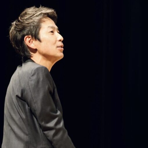講演会で登壇し来場者に語りかける清水健の横顔