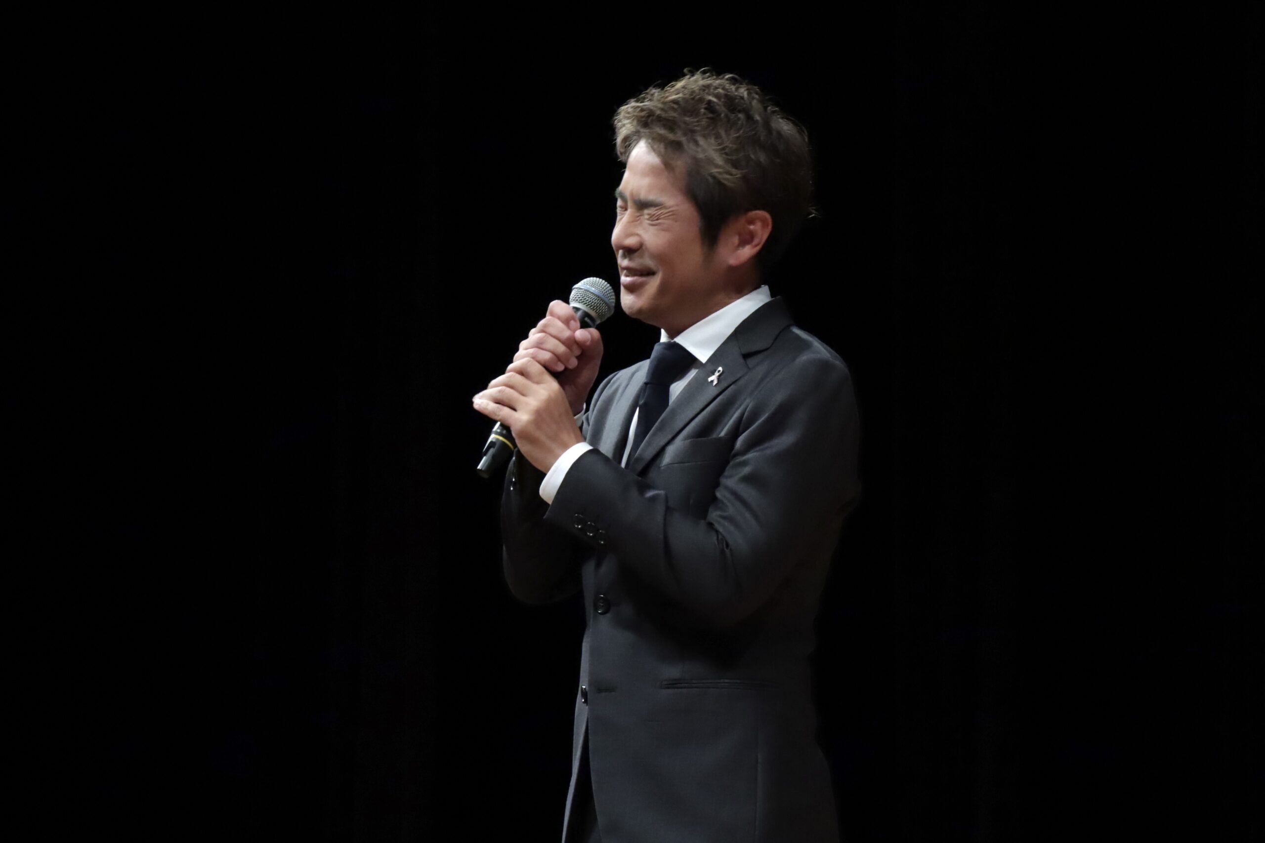 姫路市人権のつどいで言葉の力について講演する清水健