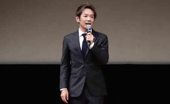 姫路市人権のつどいで参加者に語りかける清水健