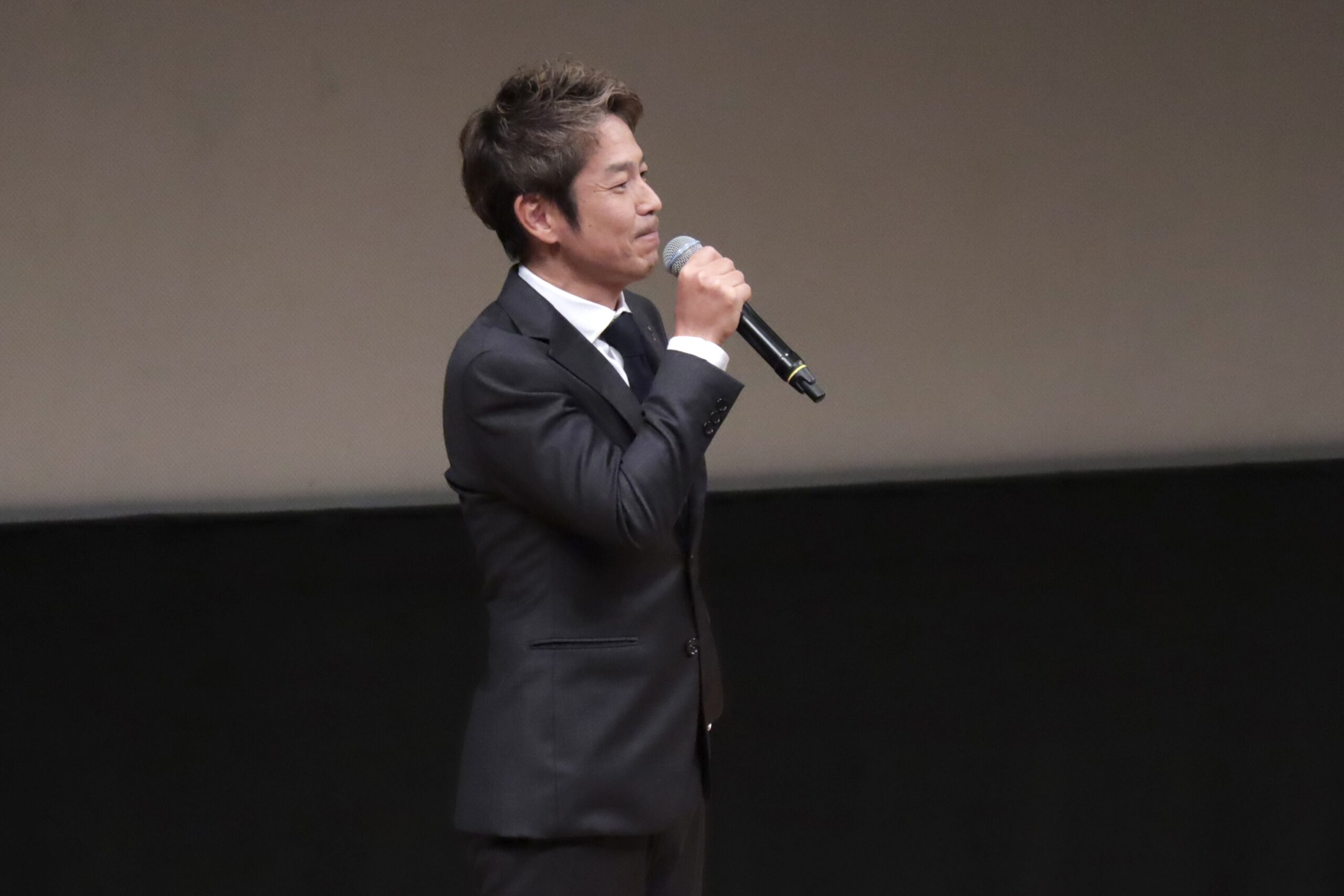 姫路市人権のつどいで講演するフリーアナウンサー清水健