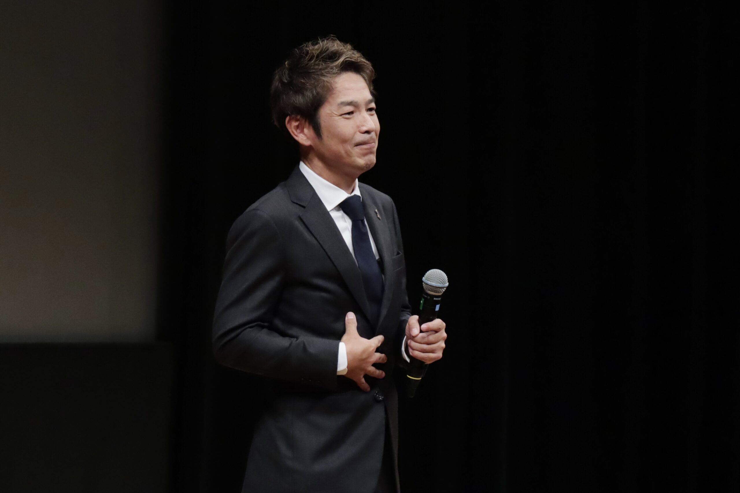 人権や人との関わり、言葉の力について講演する清水健