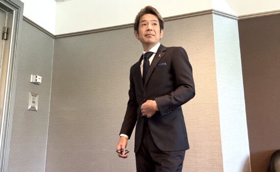 ホテルニューオータニ大阪で開催された企業キックオフミーティング2026で司会を務める清水健