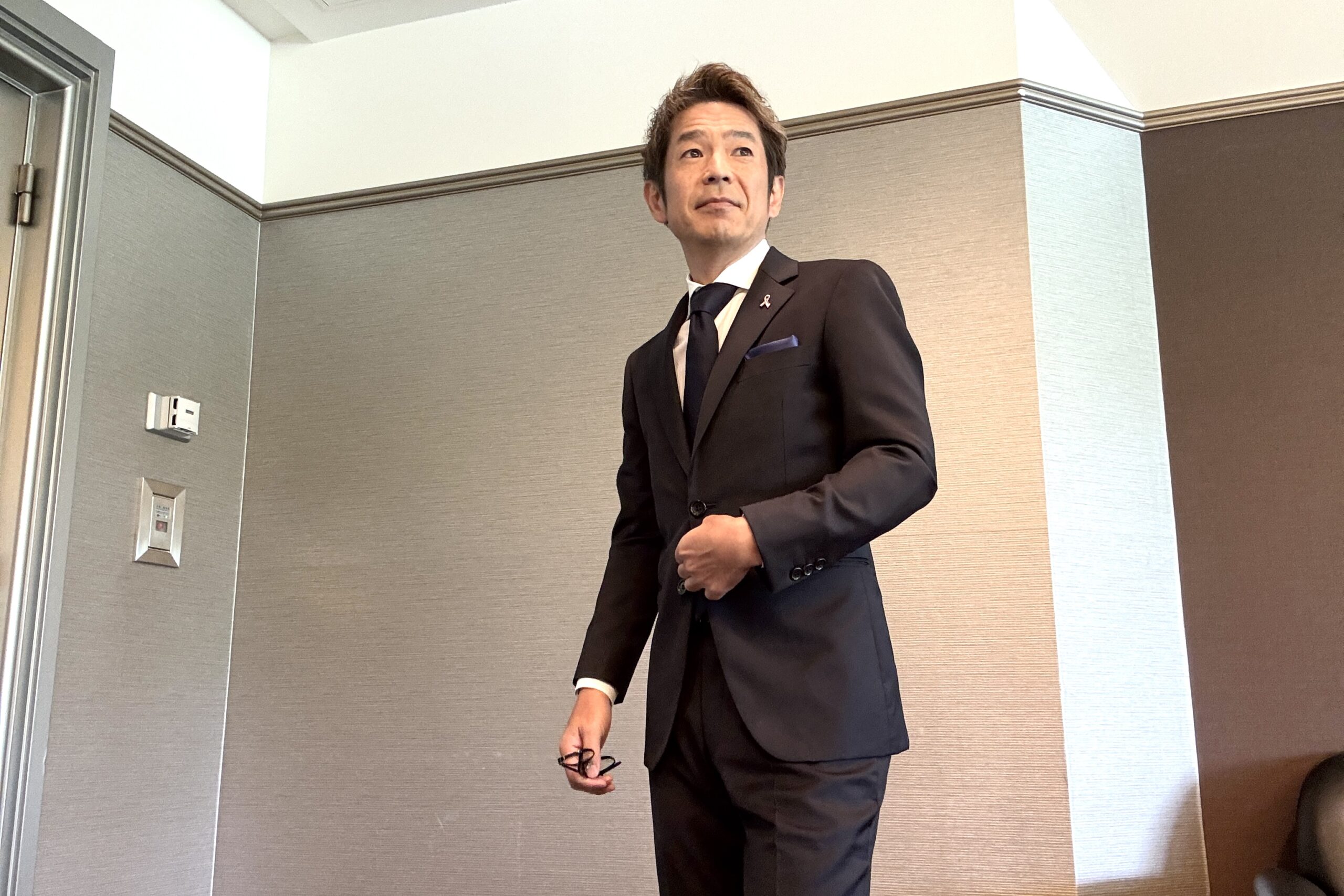ホテルニューオータニ大阪で開催された企業キックオフミーティング2026で司会を務める清水健
