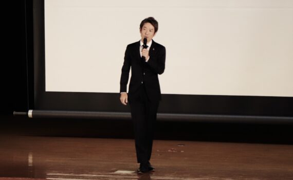 徳島県松茂町青少年非行防止決起大会で講演する清水健。青少年の健全育成や地域で子どもたちを見守ることについて語る講演会の様子。