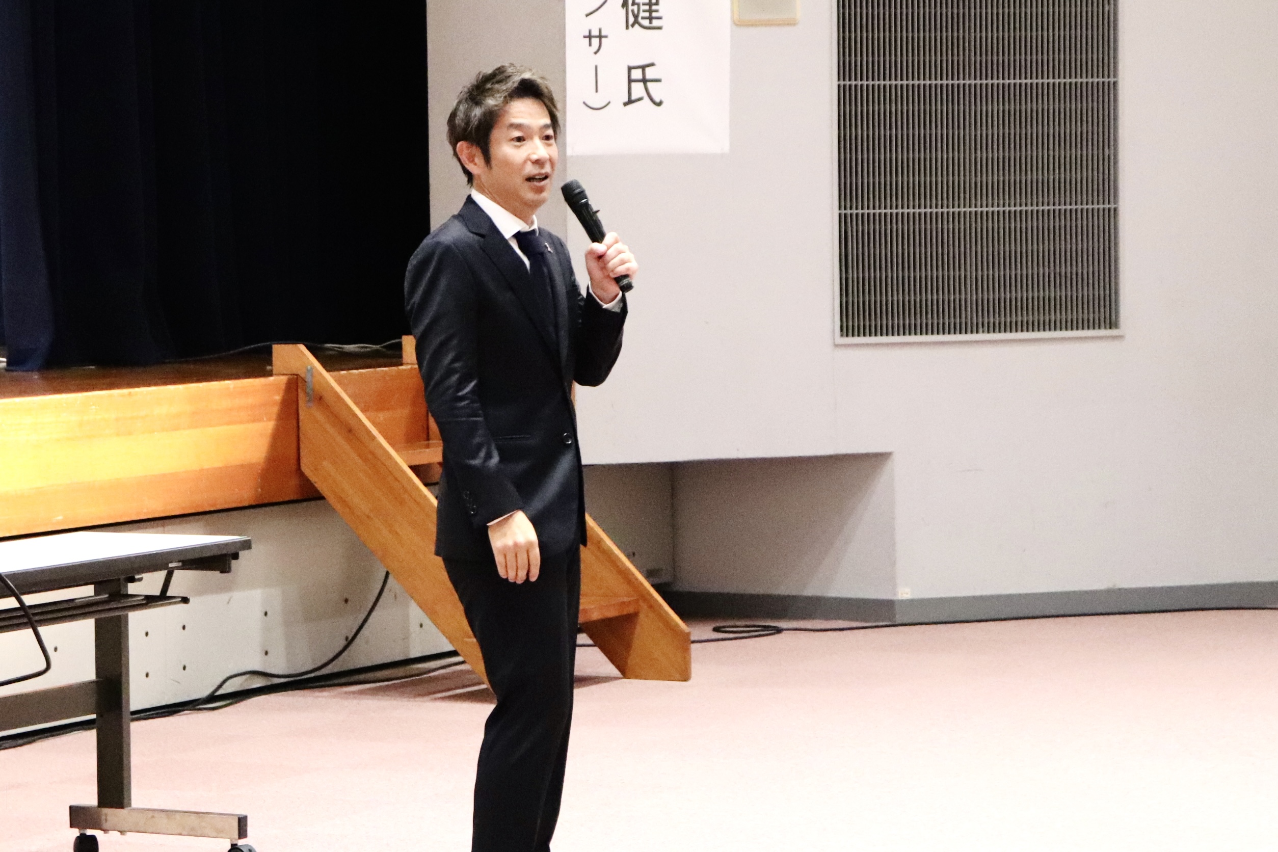 松茂町青少年非行防止決起大会にて講演会講師を務める清水健。子どもたちとの関わり方や言葉の届け方について話す様子。