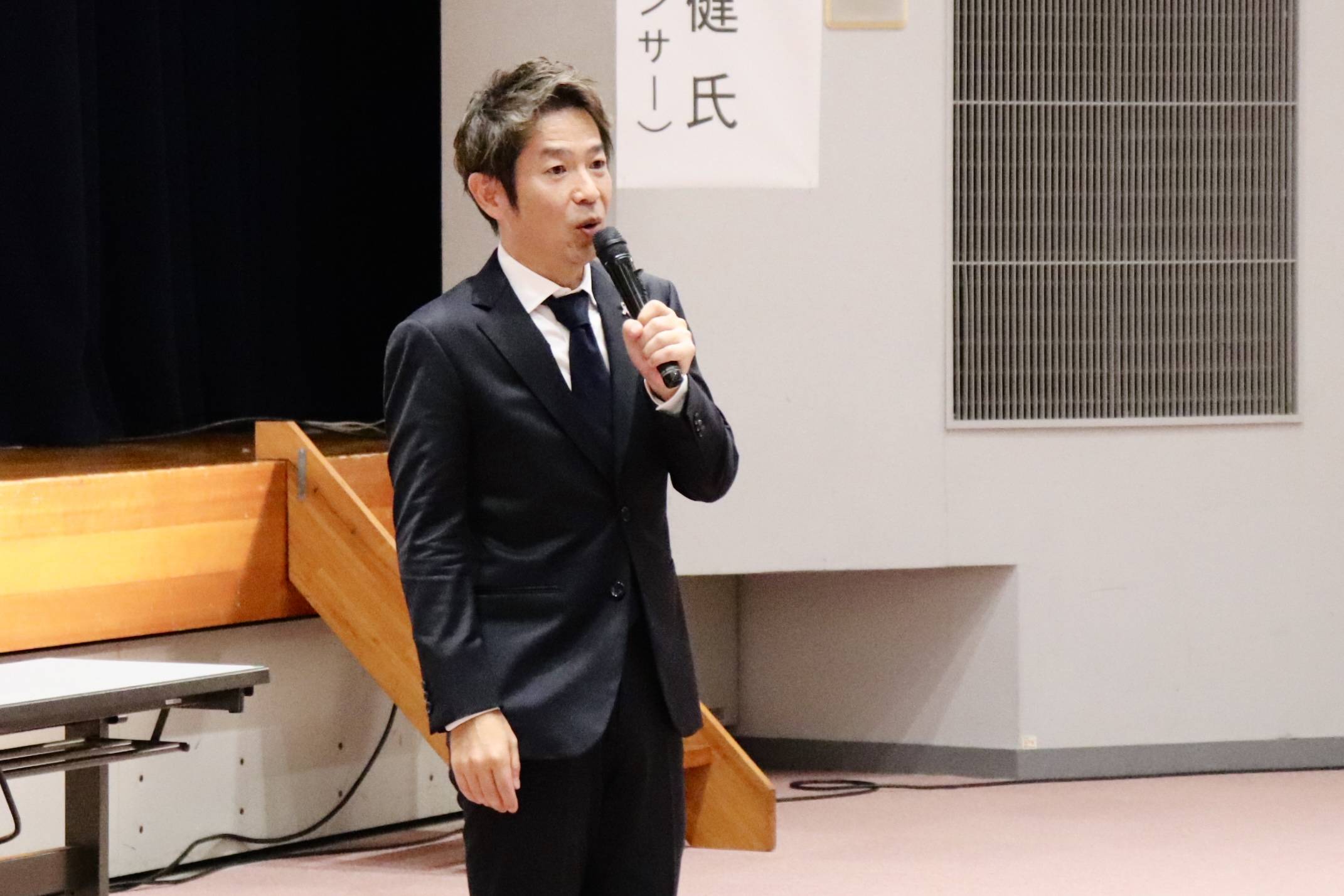 徳島県松茂町の青少年非行防止決起大会で講演する清水健。青少年の健全育成と、地域で見守り合うことについて伝える講演会の一場面。