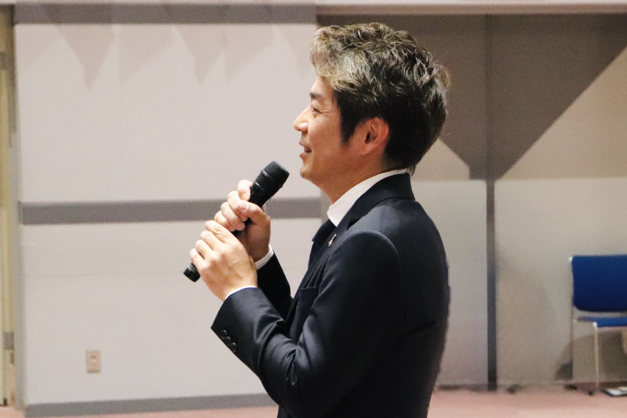 松茂町教育委員会による青少年非行防止決起大会で講演会講師を務める清水健。子どもたちとの関わり方や言葉の届け方、地域で見守ることについて話す様子。