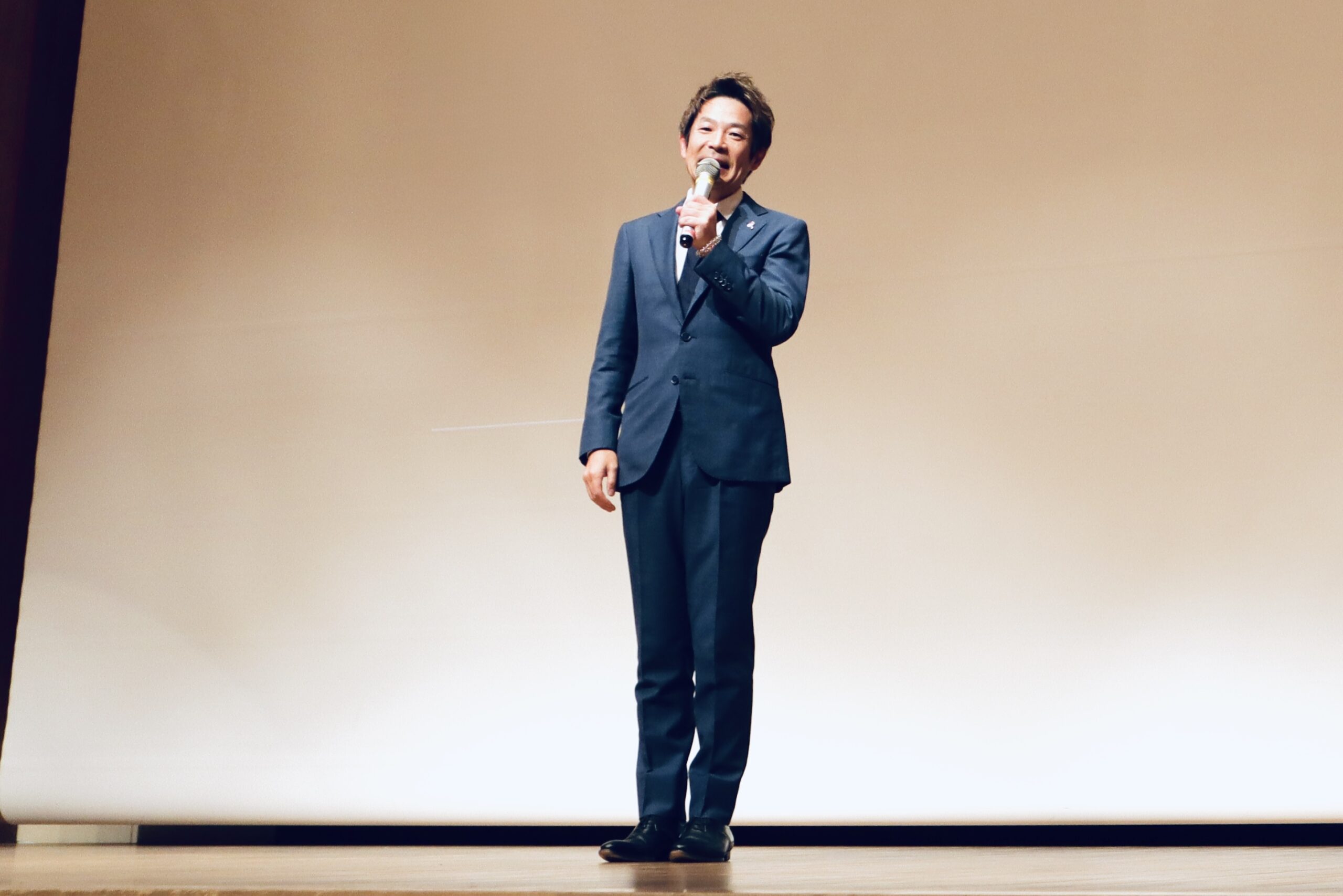 男女共同参画の視点から社会や生き方について語る清水健の講演