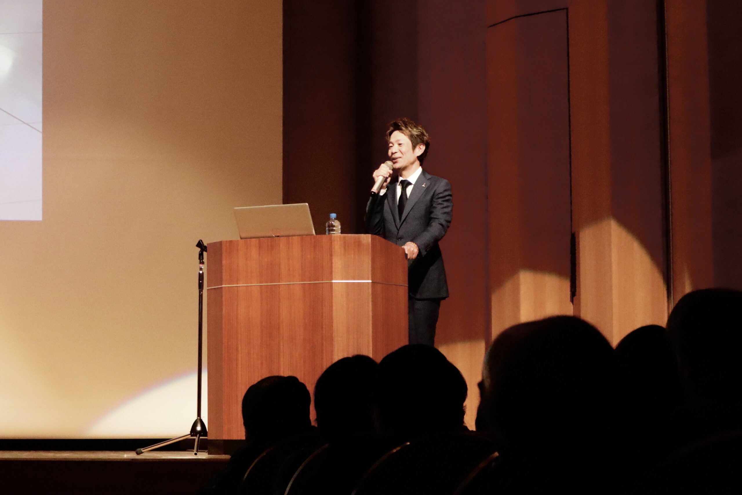 徳島県立人権教育啓発推進センター主催の講演会で話す清水健