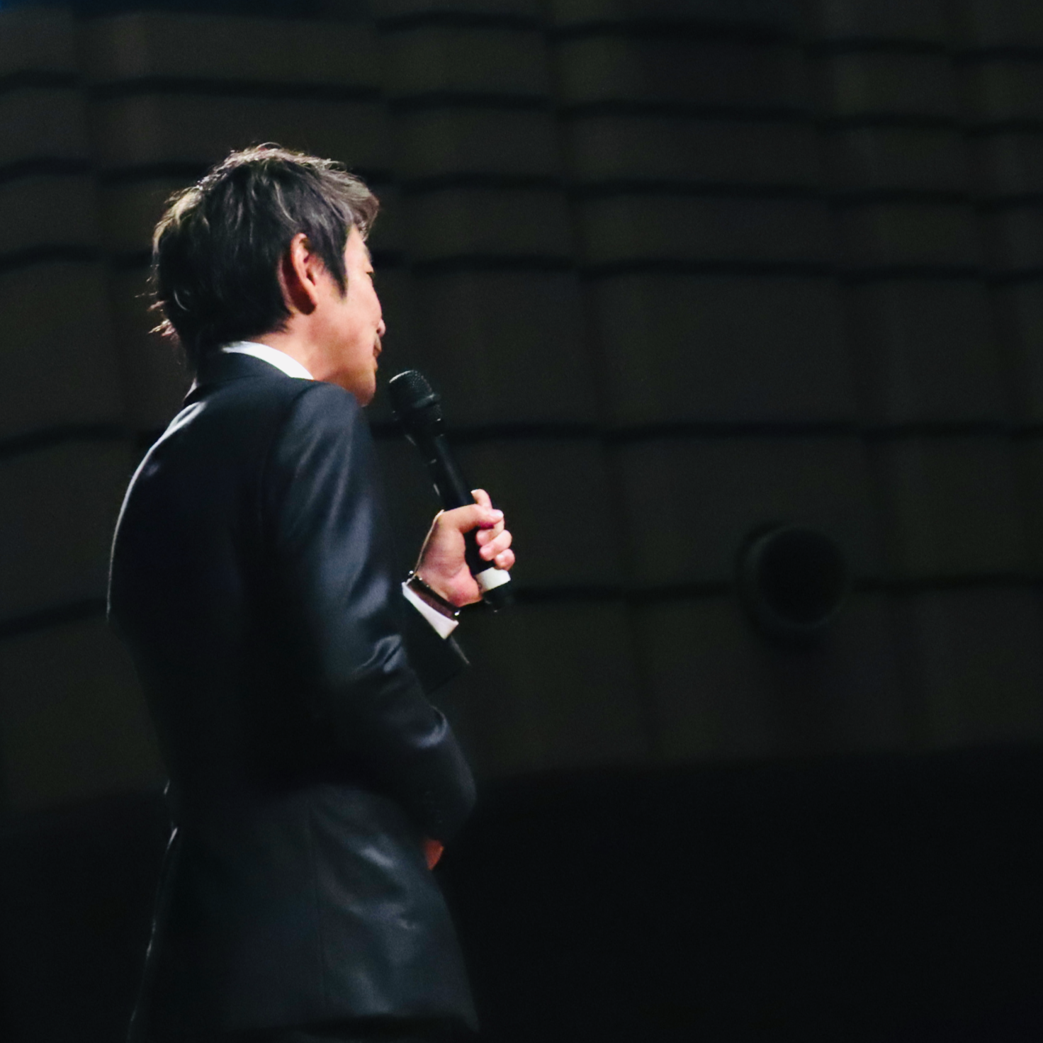 講演会でステージ上から来場者に語りかけるフリーアナウンサー清水健