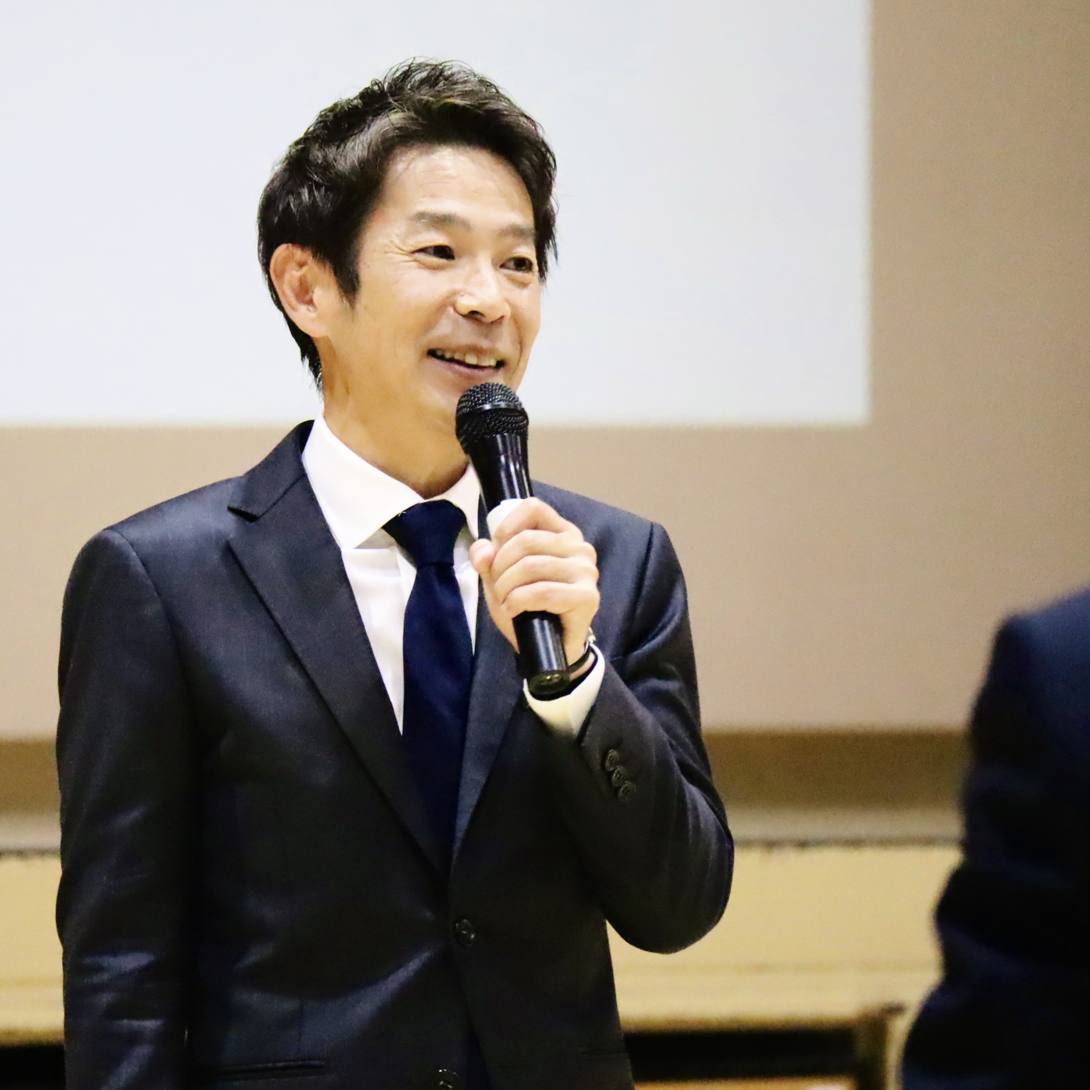 講演会で登壇し話す清水健の様子