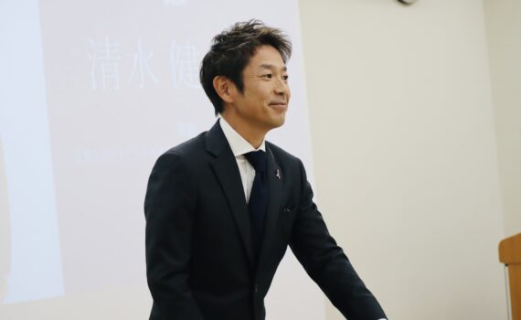 教職員研修会で参加者と対話しながら講演を行う清水健