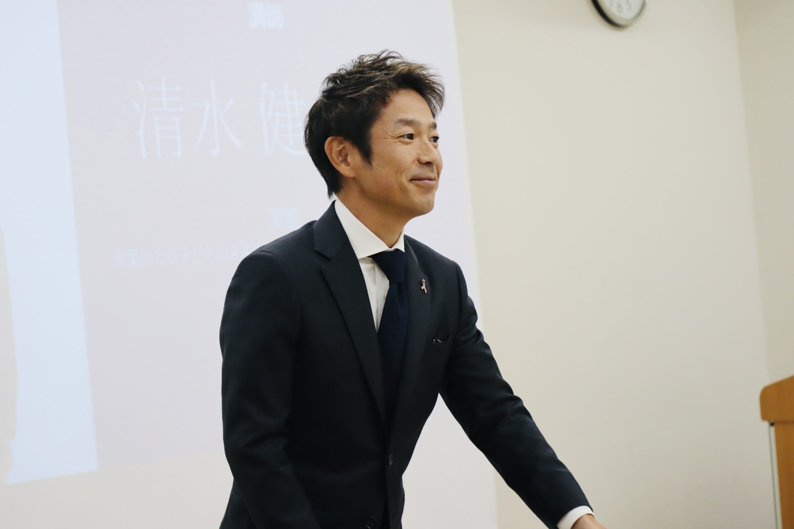 教職員研修会で参加者と対話しながら講演を行う清水健