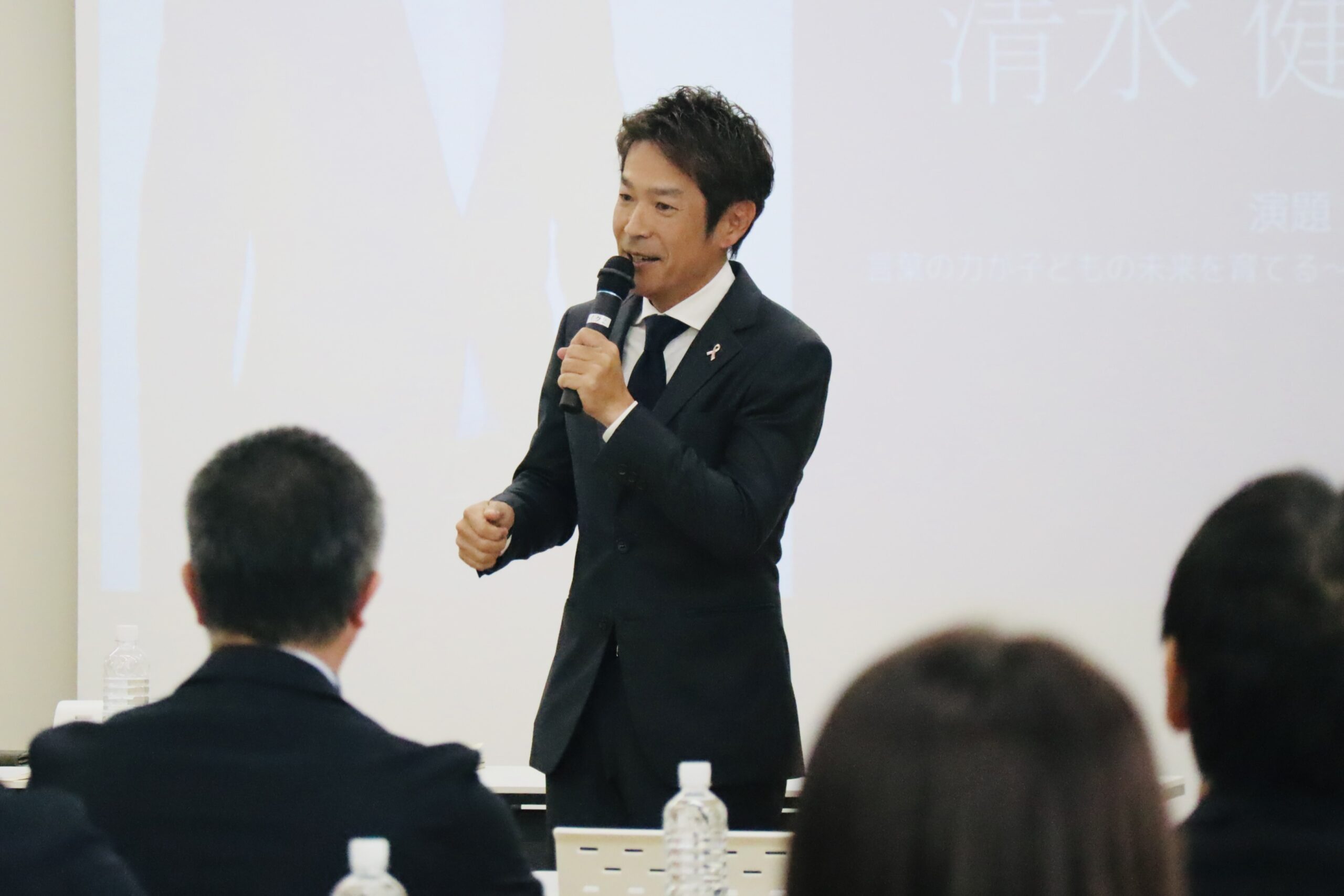 日常の言葉や行動をテーマに人権について語る清水健の講演会