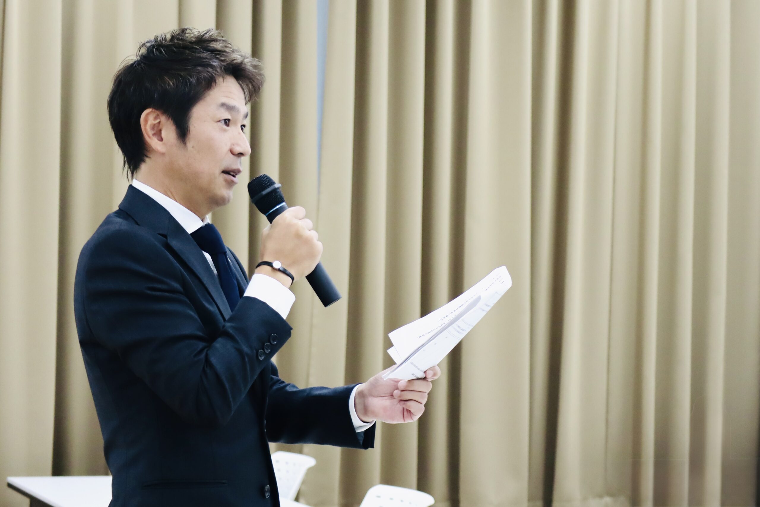 城星学園小学校の教職員研修会で講師を務めるフリーアナウンサー清水健