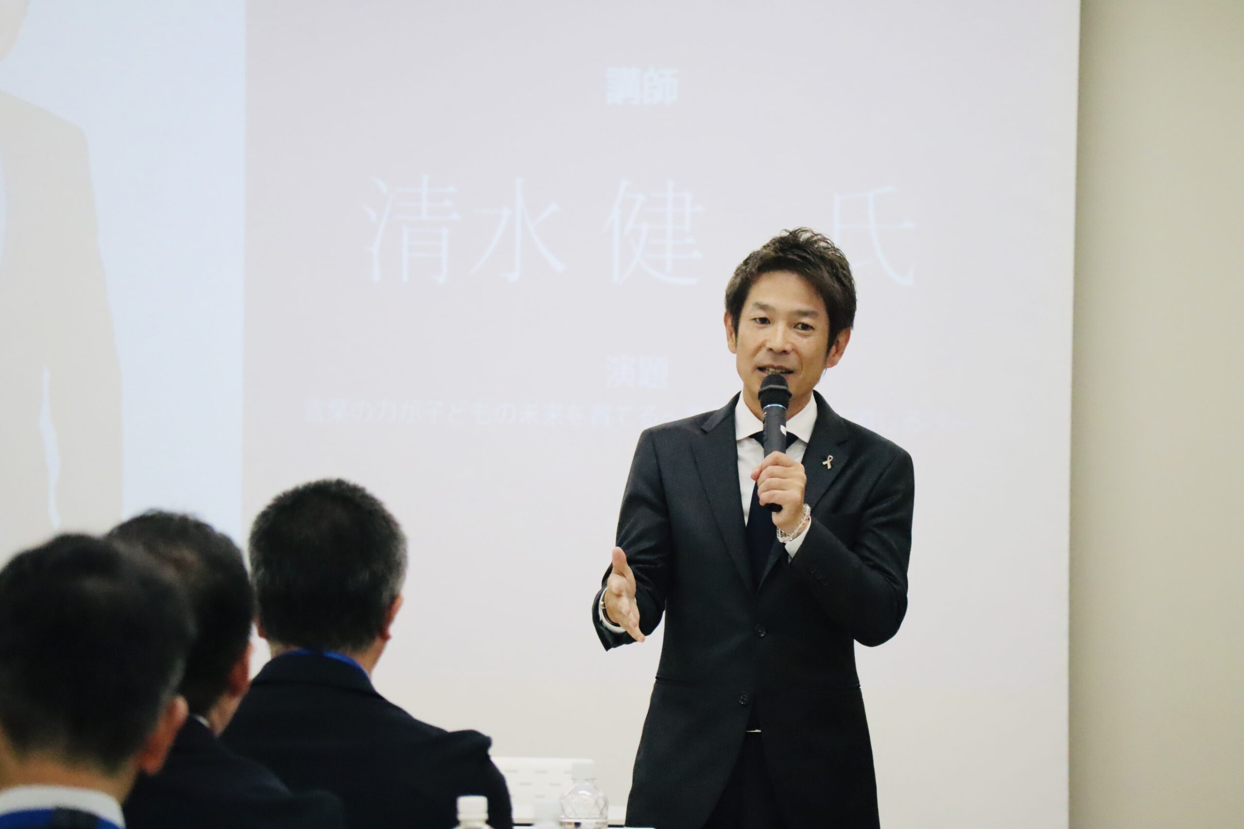 城星学園小学校の教職員研修会で教育や言葉の力について講演する清水健