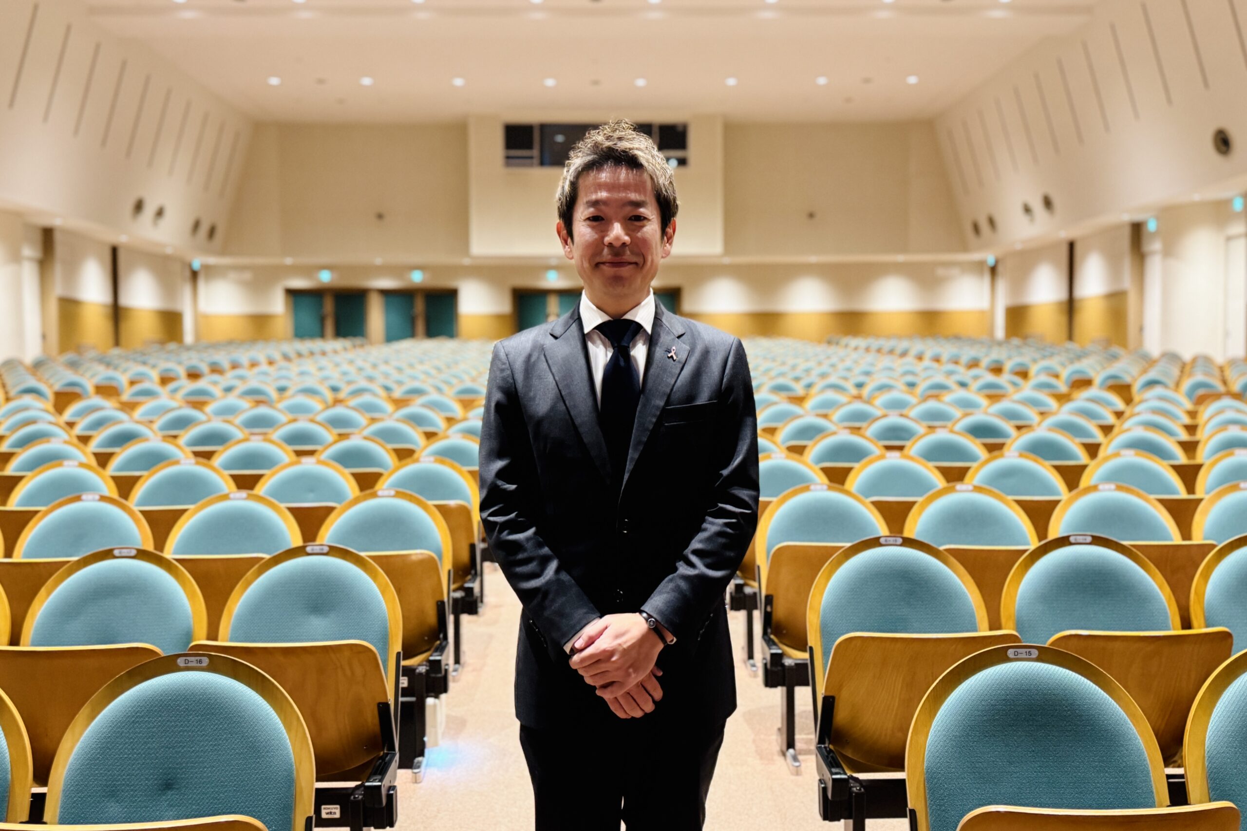 雲雀丘学園小学校教育講演会の開演前、会場に立つ清水健