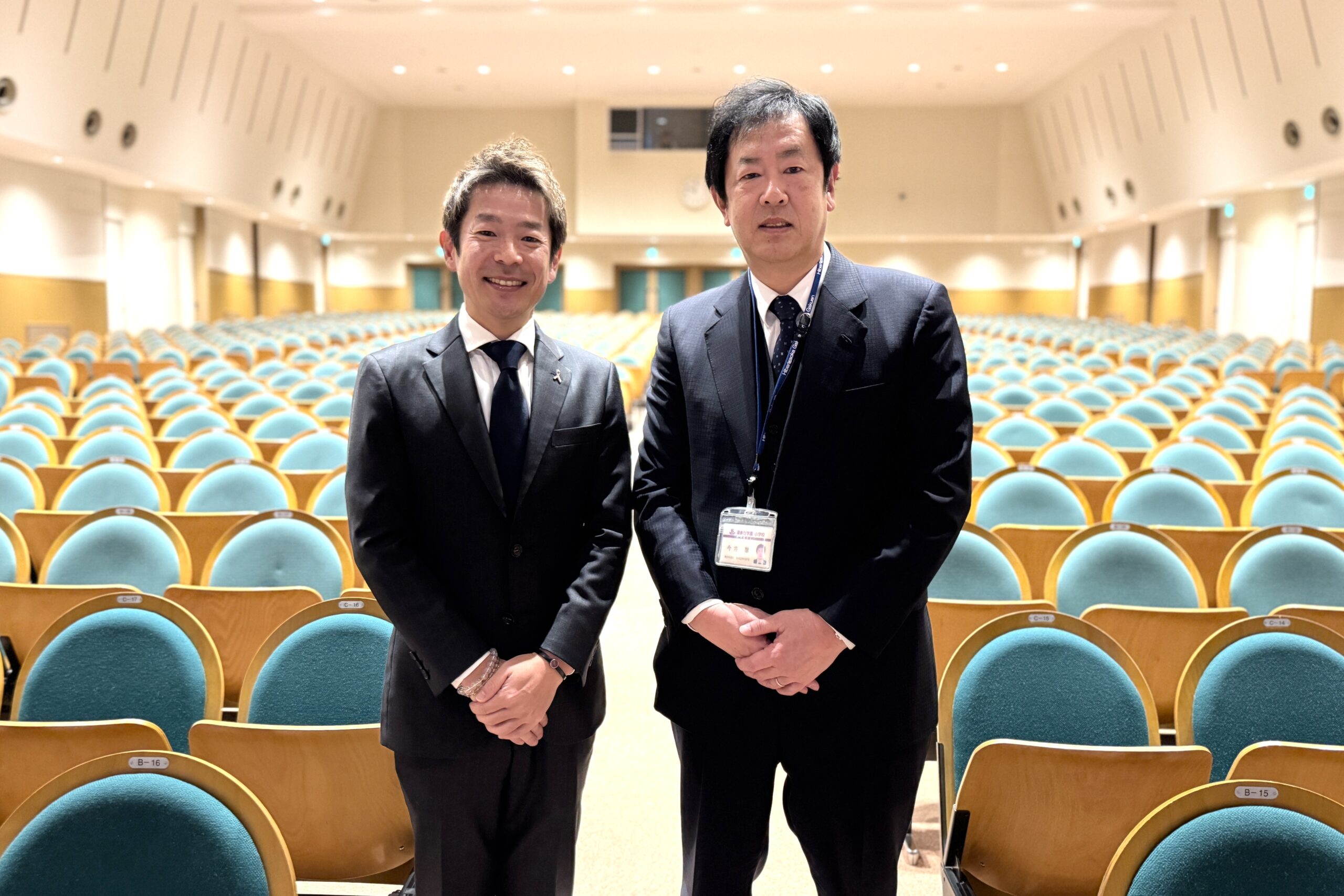 雲雀丘学園小学校の教育講演会会場で教頭先生と並ぶ清水健