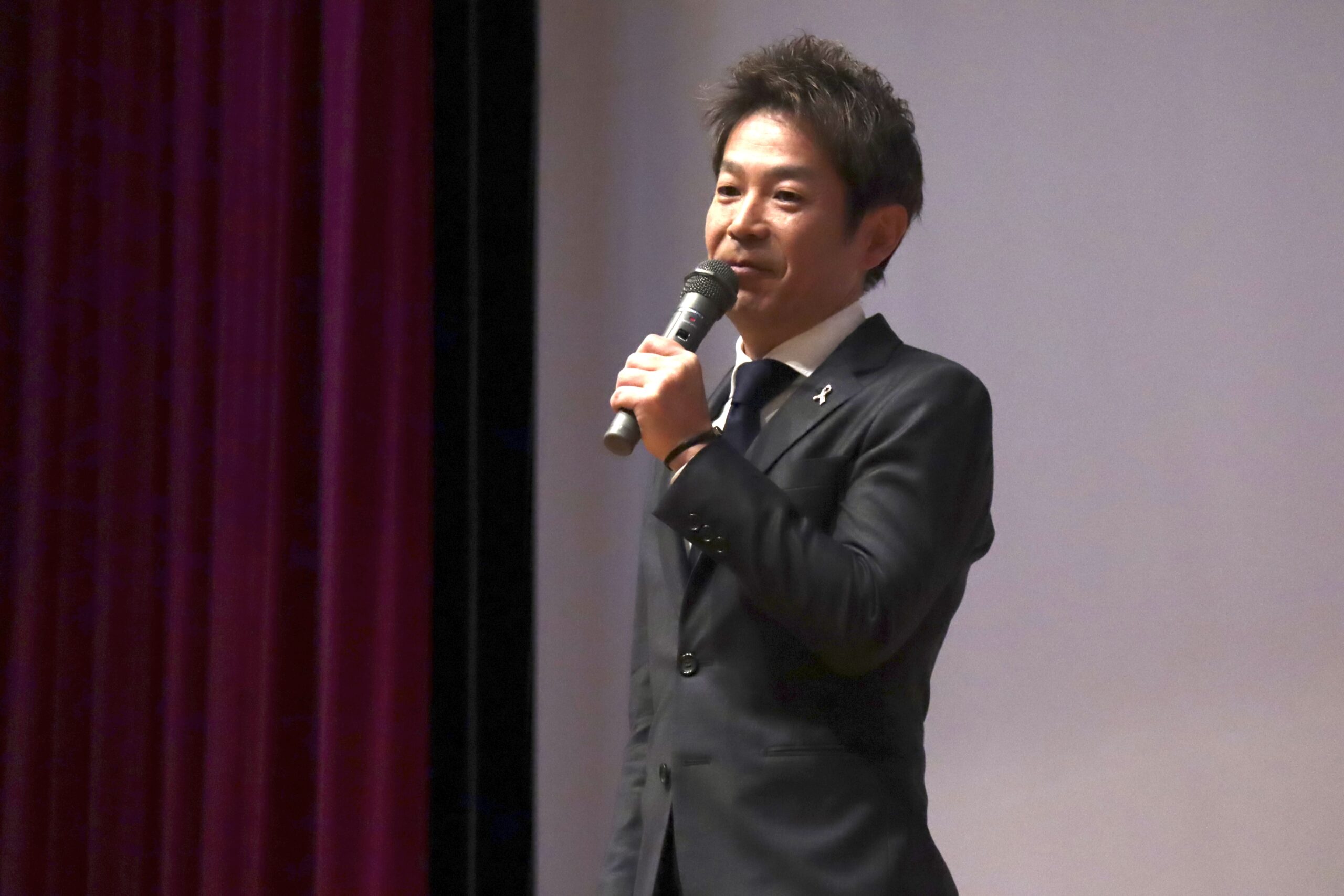 子どもたちの感謝する心と挑戦について語る清水健の講演