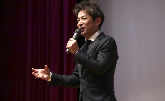 雲雀丘学園小学校の教育講演会で登壇する清水健の様子
