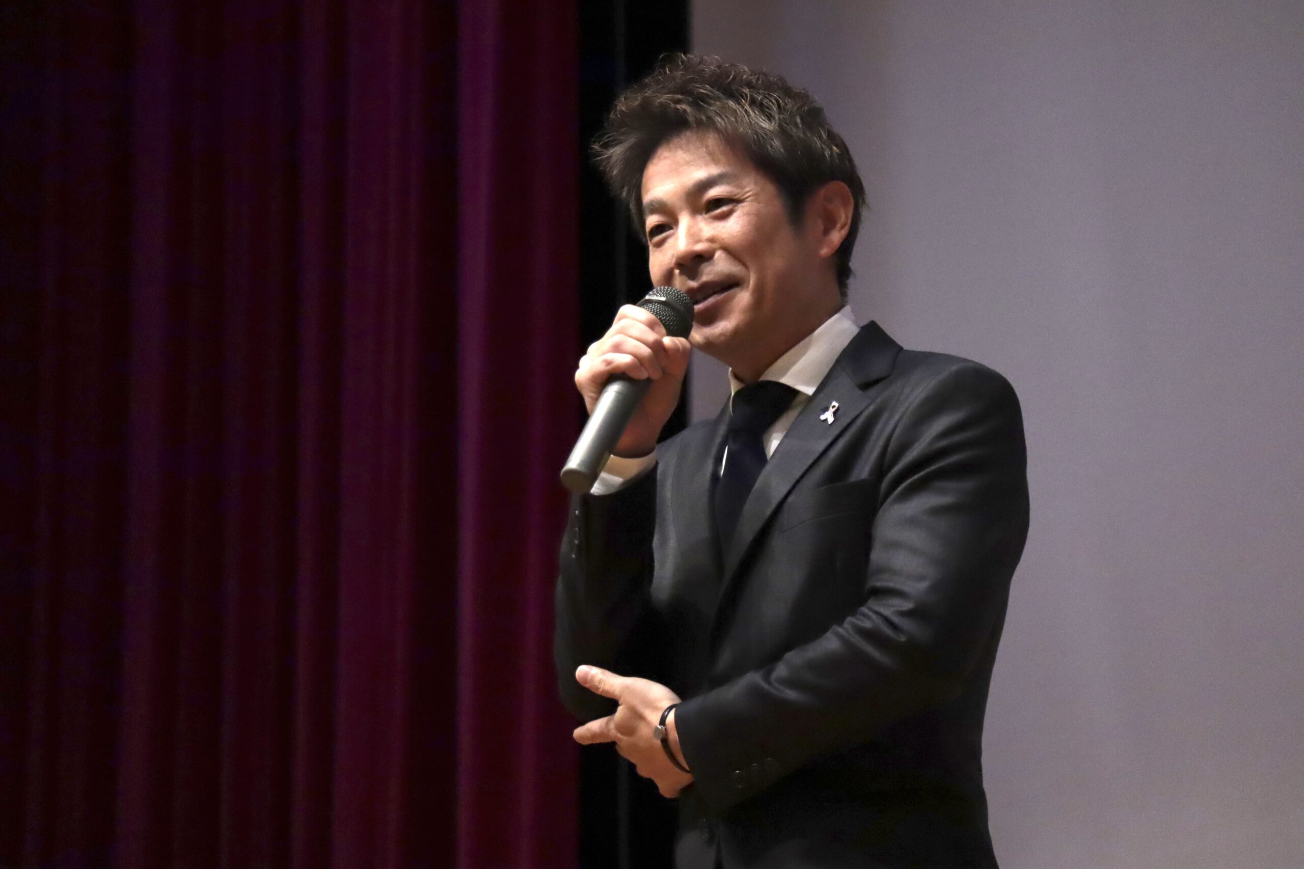 保護者を対象に教育講演会を行う清水健のステージ風景