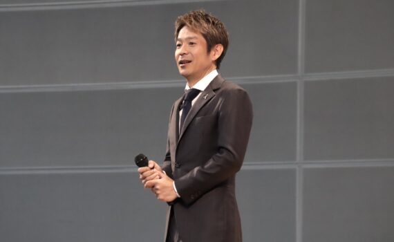 ステージ上で講演を行うフリーアナウンサー清水健