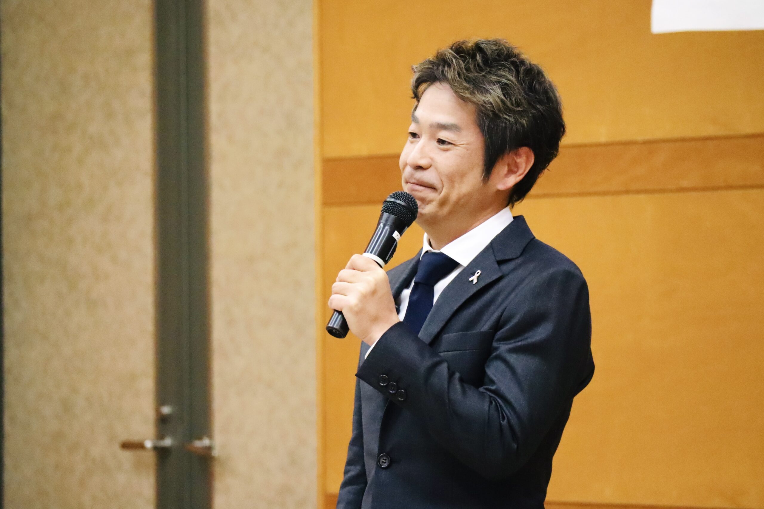 名張養護学園の子育て支援講演会に登壇する清水健。児童福祉や子育て支援をテーマに、参加者へ思いを伝える講演会の一場面。
