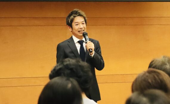 名張養護学園「子育て支援講演会」にて、講演会講師を務める清水健。子育て支援や児童福祉について参加者と向き合う講演会の様子。