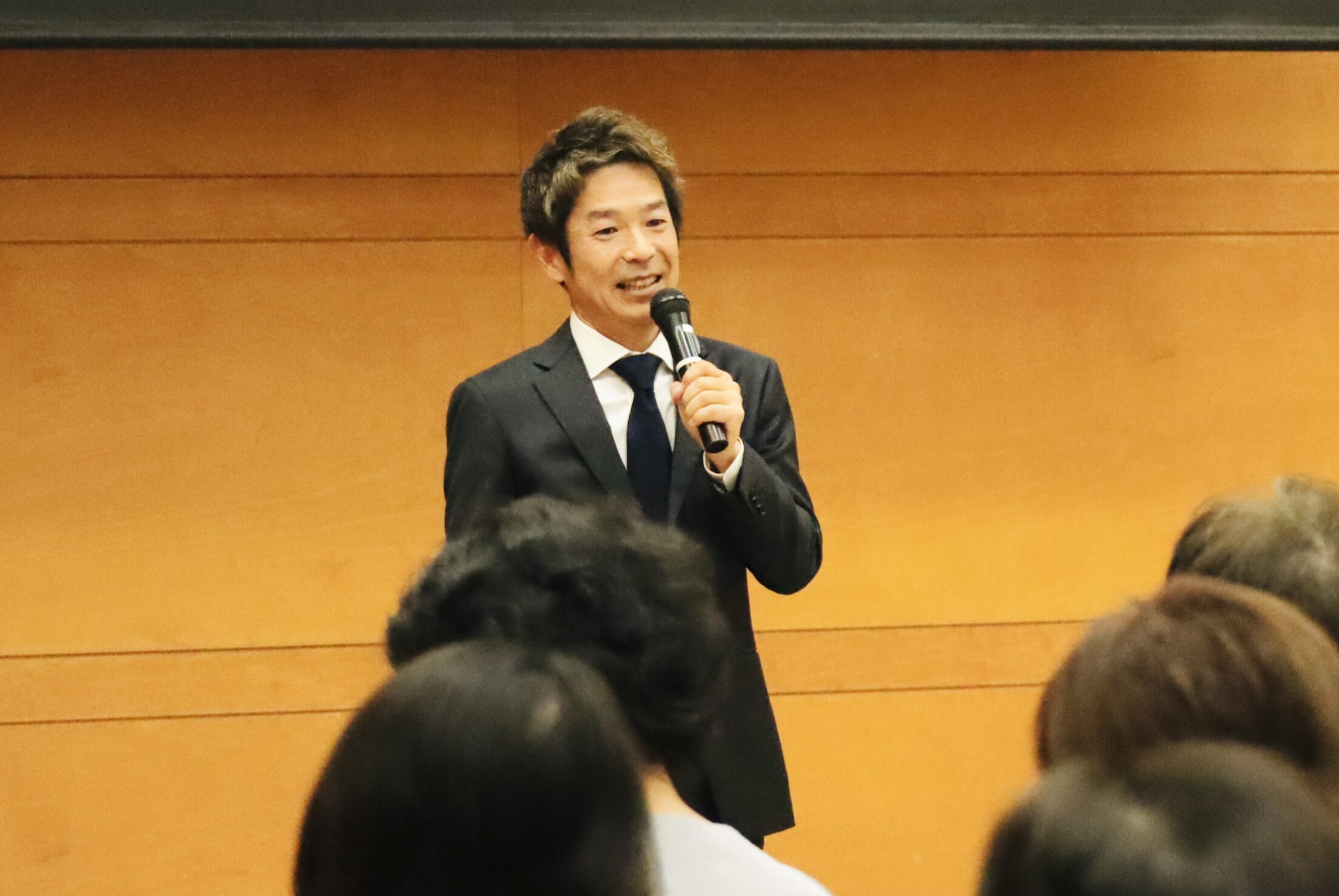 名張養護学園「子育て支援講演会」にて、講演会講師を務める清水健。子育て支援や児童福祉について参加者と向き合う講演会の様子。