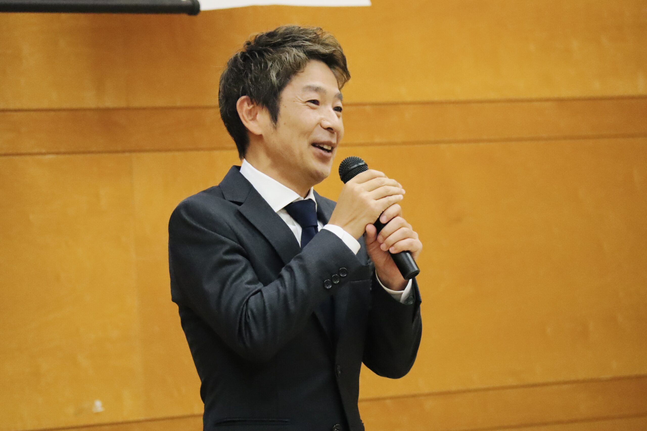 名張養護学園「子育て支援講演会」で講師を務める清水健。子育て支援、児童福祉、誰かを支えることについて話す講演会の様子。