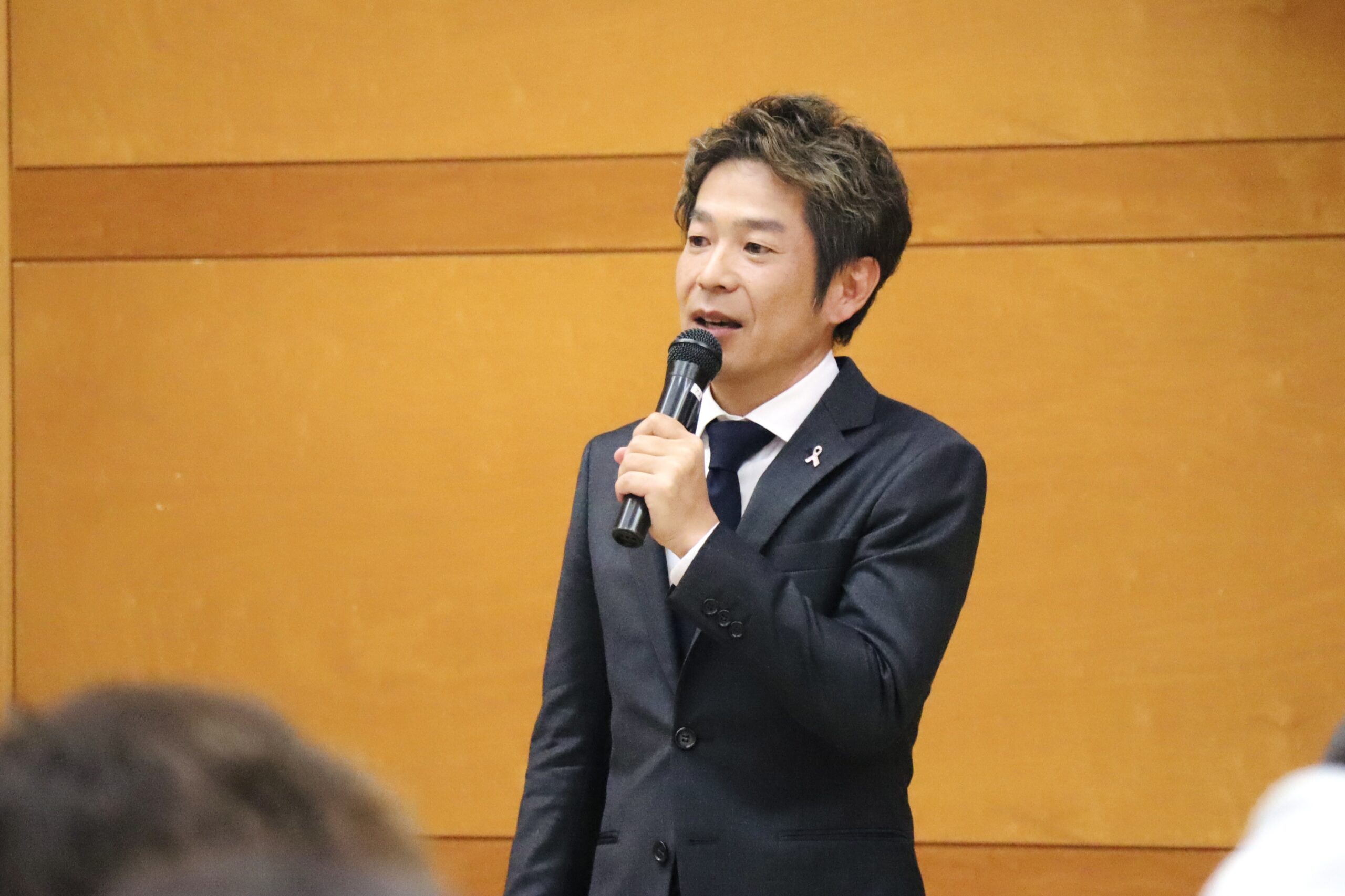 名張養護学園で開催された子育て支援講演会にて、参加者に向けて話す清水健。子どもたちと向き合うことの大切さを考える時間。