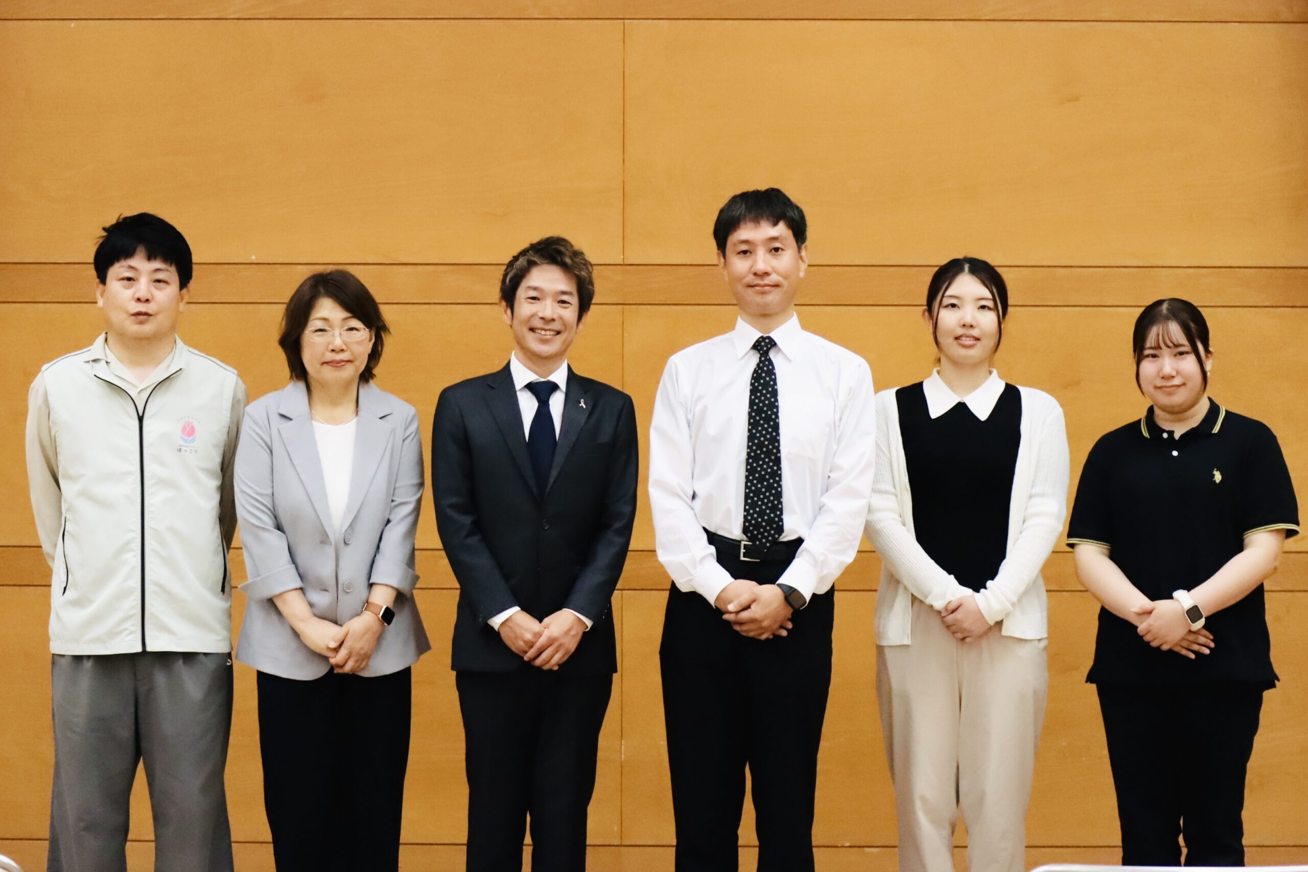 名張養護学園「子育て支援講演会」終了後、関係者の皆さまと撮影した集合写真。清水健が講演会講師を務め、子育て支援や児童福祉について考える時間となりました。