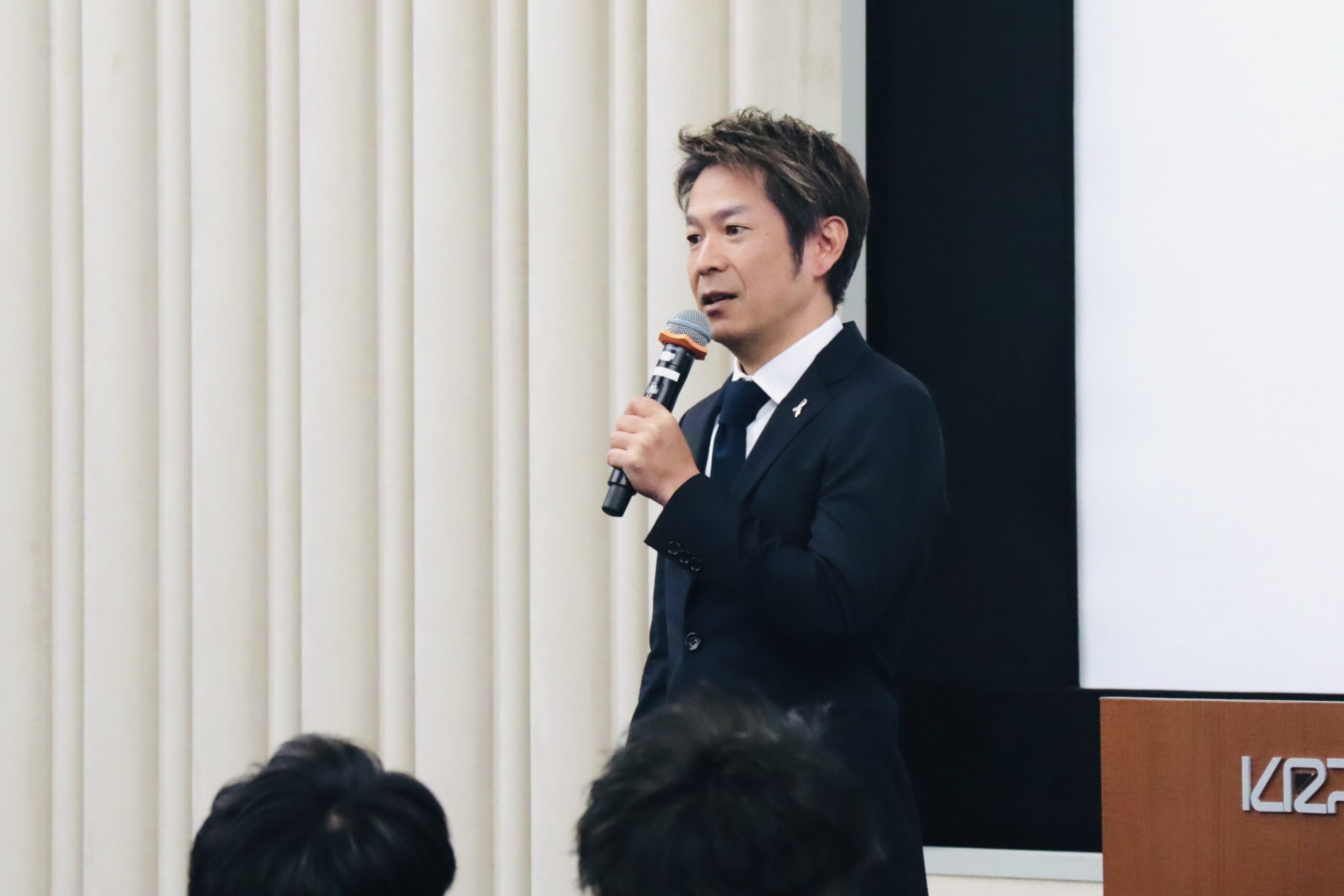 医療職・介護職の内定者に向けて講演するフリーアナウンサー清水健