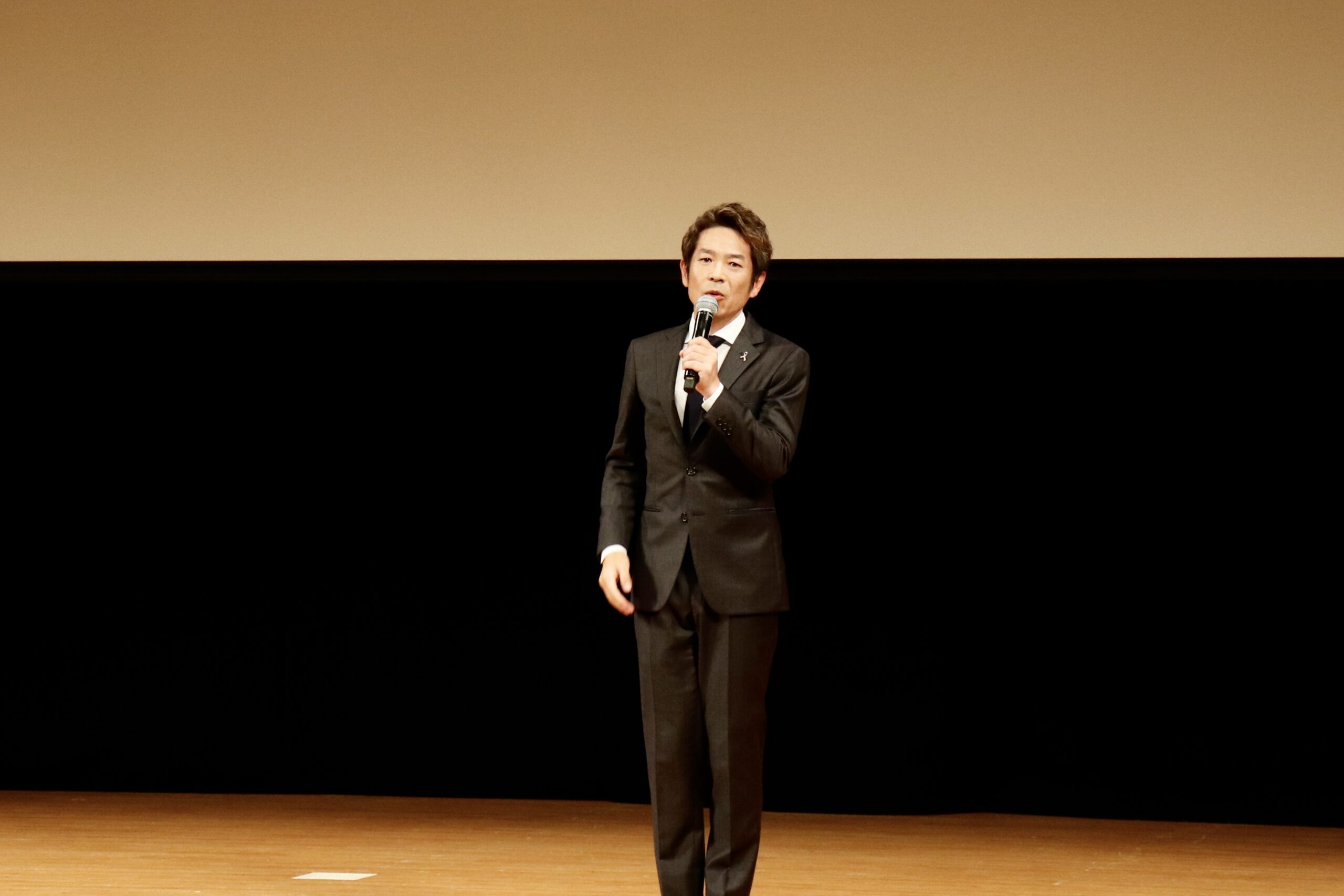 相生市社会福祉協議会主催「相生市善意のつどい」にて講演する清水健。社会福祉、支え合い、日常の中にある善意について参加者と考える時間。