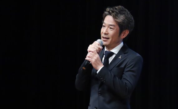 日本小児臨床アレルギー学会学術大会で講演する清水健。医療の現場で子どもたちやご家族と向き合う皆さまへ、言葉の力と日常の尊さを伝える様子。