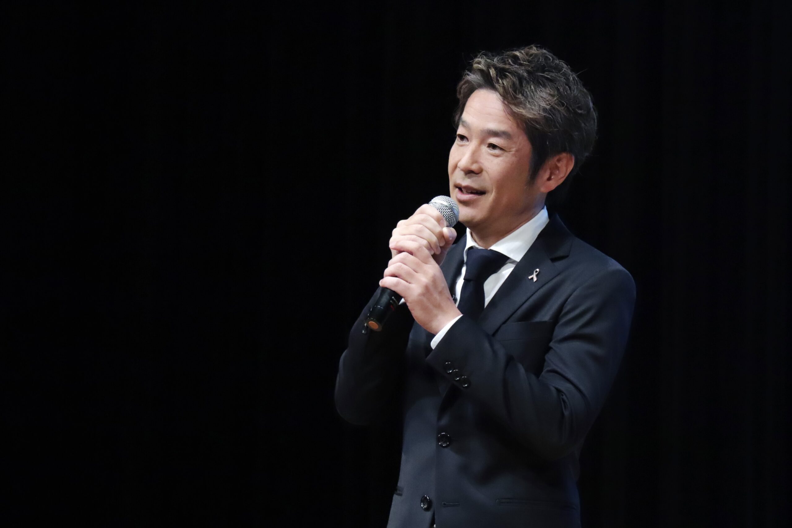 日本小児臨床アレルギー学会学術大会で講演する清水健。医療の現場で子どもたちやご家族と向き合う皆さまへ、言葉の力と日常の尊さを伝える様子。