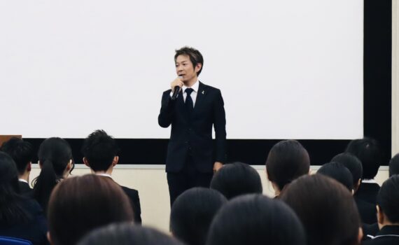 2027卒の医療職・介護職合同内定式で内定者を前に講演する清水健