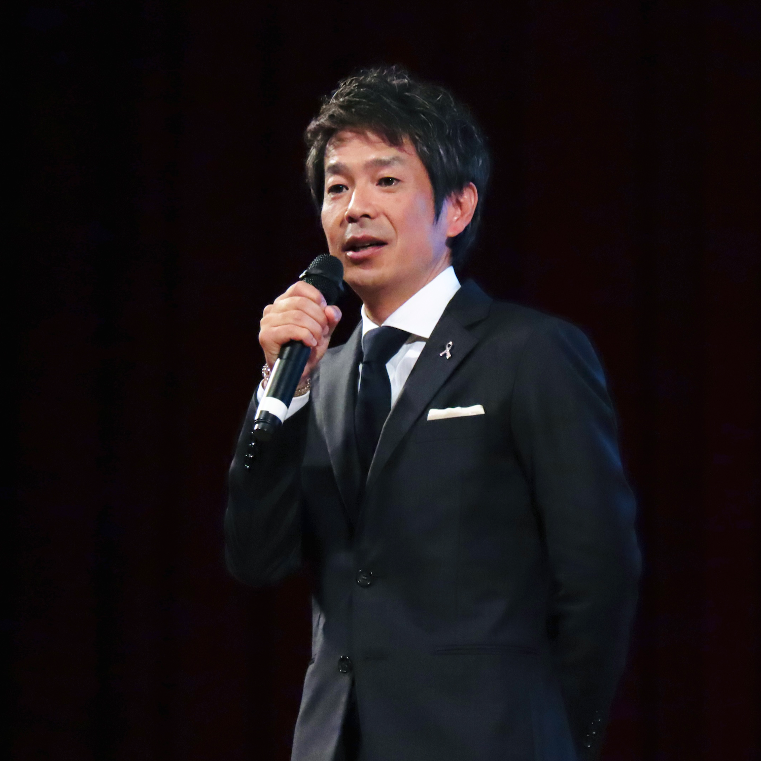 講演会講師としてステージで話す清水健のオフィシャル写真